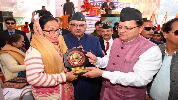 विजय दिवस: सीएम धामी ने पुष्प चक्र अर्पित कर शहीदों को दी श्रद्धांजलि, सैनिकों-वीरांगनाओं को किया सम्मानित