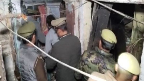 Varanasi: बनारस में सिलेंडर फटने से मकान गिरा, एक महिला की मौत, 3 लोग दबे