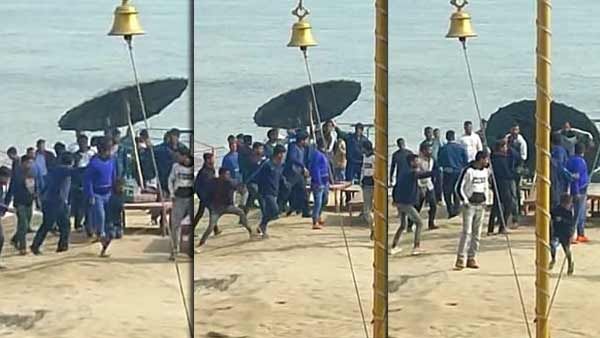 वाराणसी के Assi Ghat पर चंदन टीका लगवाने के दौरान मारपीट, भागते नजर आए पर्यटक