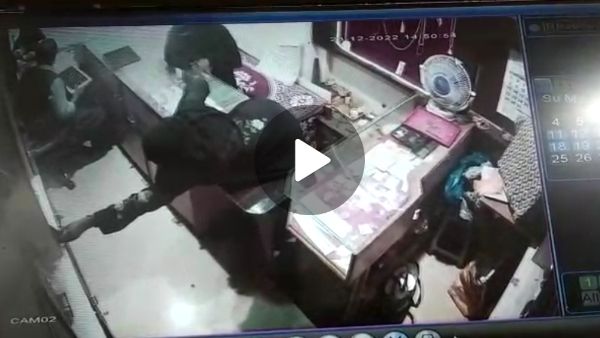 बुर्का पहनी महिलाओं ने ज्वेलरी शॉप से चांदी के जेवरात व सोने के मोती चुराए, घटना CCTV कैमरे में कैद