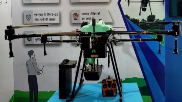 55 किलो का ड्रोन देखकर किसान हुए हैरान, सिर्फ 6 मिनट में 1 एकड़ खेत में कर देता है कीटनाशक का छिड़काव
