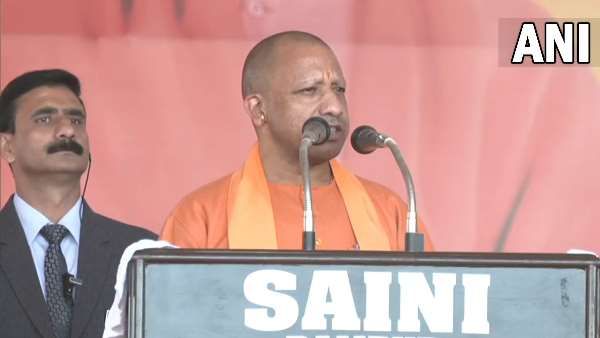 रामपुर में सीएम योगी ने चाचा-भतीजे पर कसा तंज, बोले- 'नौकरी निकलने पर अब नहीं होती वसूली'