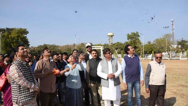 Sagar: सेंट्रल ​यूनिवर्सिटी की कुलपति ने उड़ाई पतंग, लड़ाए पेंच, हवा में लगवाए गोते