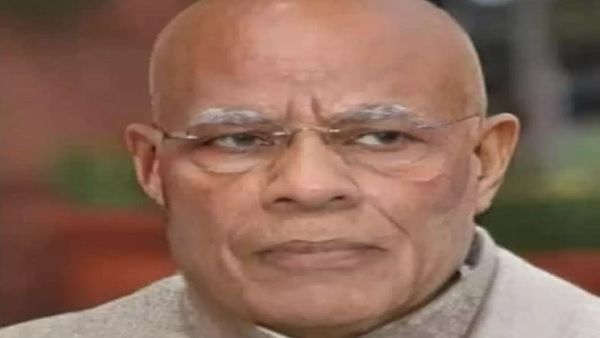 Fact Check: क्या मां के निधन के बाद पीएम मोदी ने मुंडवाया सिर? जानिए वायरल तस्वीर का सच