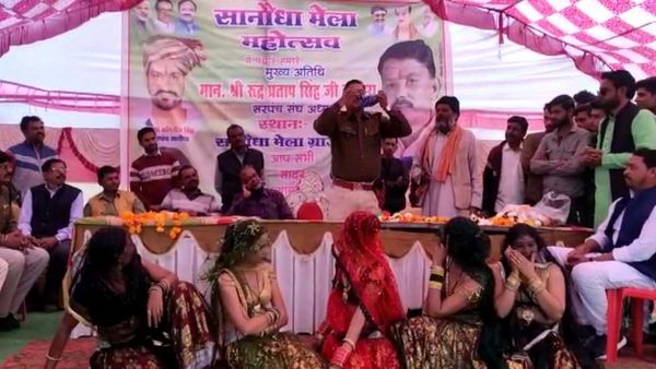 Sagar : वर्दीवाला जादूगर, मंच से​ दिखाई हाथ की सफाई, फिल्मी गाने भी सुनाए