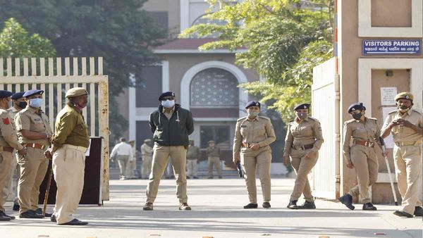 Gujarat: अहमदाबाद में 4 जगह बम धमाके की धमकी, हिरासत में 4 लोग