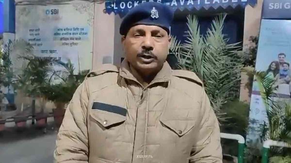 Moradabad: नहीं बोला 'जय श्रीराम' तो ट्रेन में यात्री को नंगा करके बेल्ट से पीटा, दाढ़ी पकड़कर भी खींची