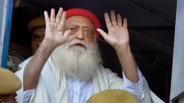 गुजरात: रेप केस में आया गांधीनगर सेशन कोर्ट का फैसला, आसाराम बापू को उम्रकैद