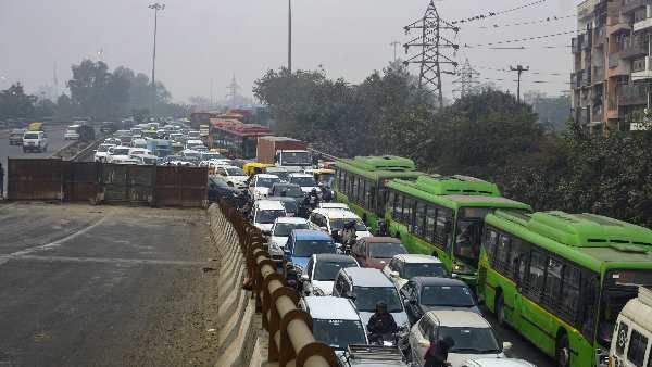 Ashram Flyover Closed: दिल्ली-नोएडा बॉर्डर पर रेंगते दिखे वाहन, DND और एमसी रोड पर जाम