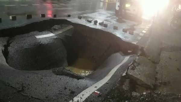 Smart City Sagar: सीईओ/आयुक्त बंगले में बाढ़ जैसे हालात, सड़क ऐसे धंसी मानो भूकंप आया हो!