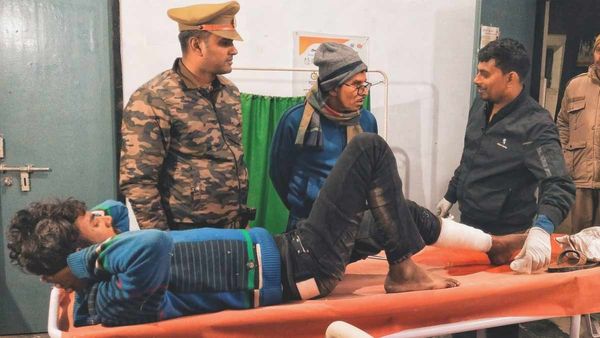 Azamgarh News: पुलिस टीम पर फायरिंग कर भाग रहे एक बदमाश के पैर में लगी पुलिस की गोली‚ दूसरा फरार