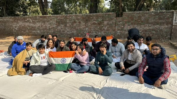  बजरंग पुनिया, साक्षी मलिक, विनेश फोगाट ने किया रेसलिंग फेडरेशन का विरोध, जंतर-मंतर पर धरने पर बैठे