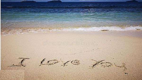 समुद्र किनारे रेत पर पॉजिटिव मैसेज देने के लिए महिला ने छोड़ी लाखों की नौकरी, बोली- मुझे बहुत खुशी मिलती है