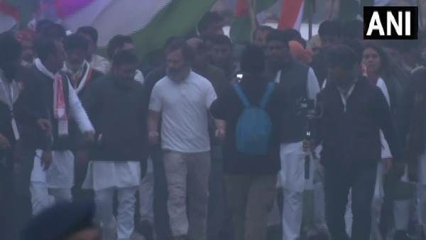 Bharat Jodo Yatra: 'भारत जोड़ो यात्रा' ने हरियाणा में किया प्रवेश, 'बुलडोजर' पर कुछ यूं नजर आए लोग