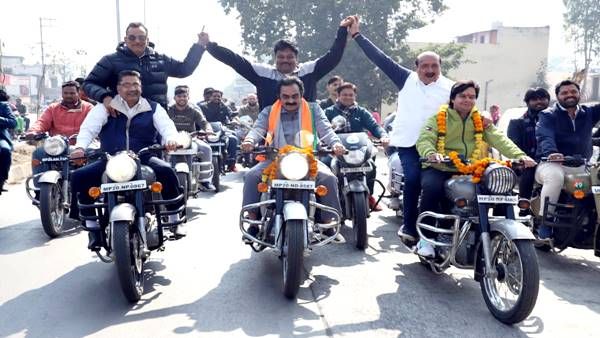 Jabalpur News: कानून को भी खेल समझते है ‘माननीय’! खेल महोत्सव के आगाज पर बिना हेलमेट गाड़ी चलाते Photo Viral