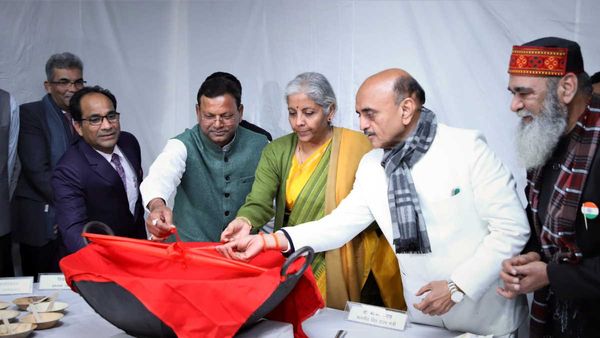 Union Budget 2023: वित्त मंत्री निर्मला सीतारमण ने किया हलवा सेरेमनी से बजट का शुभारंभ