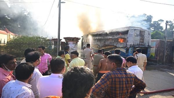 पुरी पहुंची MP के तीर्थ यात्रियों से भरी बस में लगी आग, ग्वालियर चंबल के सभी यात्री सुरक्षित,सामान जलकर ख़ाक