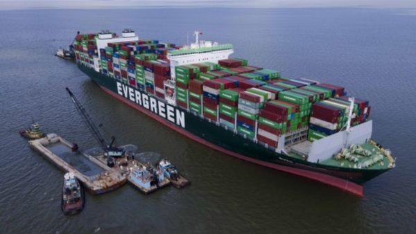 एक बार फिर स्वेज नहर में फंसा जहाज, हजारों टन मकई लादकर यूक्रेन से चीन जा रहा था शिप