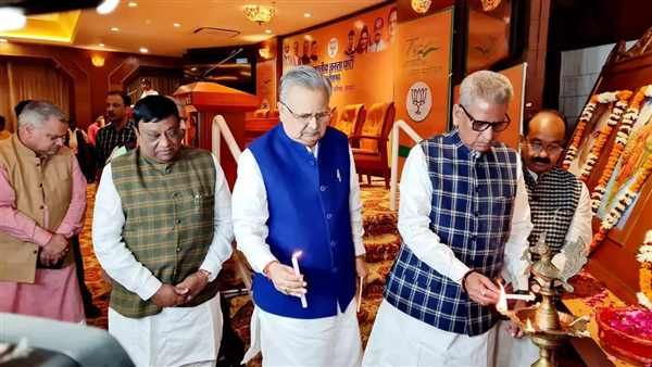 प्रदेश प्रभारी ओम माथुर ने राजनांदगांव में लगाई भाजपा नेताओं की चौपाल, मिशन 2023 पर बन रही रणनीति