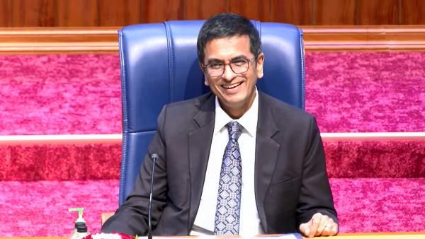 सुप्रीम कोर्ट बेटियों को लेकर पहुंचे CJI चंद्रचूड़, दिखाई अदालती कार्यवाही