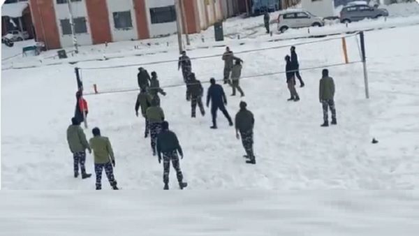 हाड़ कंपाने वाली ठंड के बीच CRPF के जवानों ने बर्फ की सफेद चादर पर खेले वॉलीबॉल, VIDEO देख लोगों को आई गर्मी