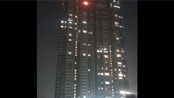 Mumbai: दादर के रेजिडेंसी टावर में लगी आग हुई भयानक, दमकल मौके पर मौजूद