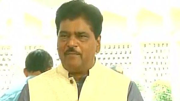 महाराष्ट्र के पूर्व स्वास्थ्य मंत्री दीपक सावंत गंभीर रुप से घायल, डंपर ने कार को मारी थी टक्कर