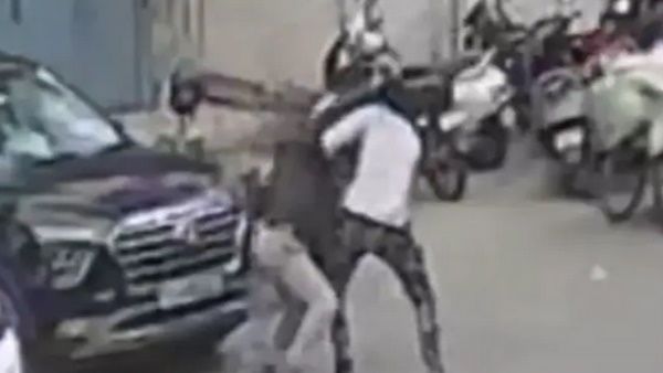 Delhi Police के कॉस्‍टेबल पर मोबाइल चोर बार-बार घोपता रहा छुरा, तमाशा देखते रहे लोग, किसी ने नहीं बचाया 