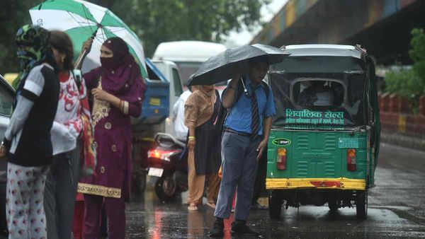 Delhi NCR Rain Today: दिल्ली-एनसीआर में फिर बढ़ेगी ठंड, बारिश और बूंदाबांदी को लेकर IMD ने जारी किया अलर्ट