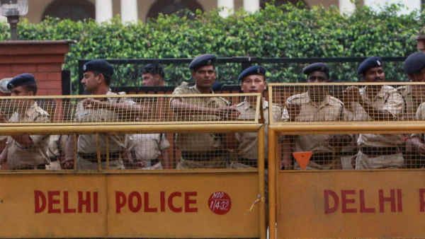 दिल्‍ली पुलिस के हेड कांस्‍टेबल ने खुद को गोली मार कर की आत्‍महत्‍या, दूसरे ने विजय चौक पर लगाई स्‍वयं को आग