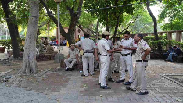 Delhi Crime: सिरफिरे पति ने पत्नी का काटा गला, बच्चों पर किया जानलेवा हमला