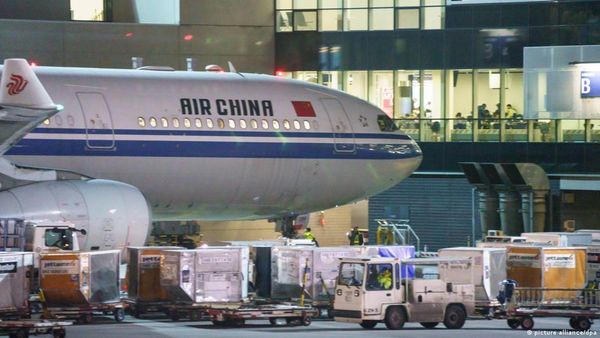 क्यों लगा चीन में पासपोर्ट रिन्यू कराने वालों का तांता