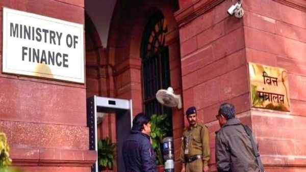 विदेशों में बेची जा रही थीं वित्त मंत्रालय की सीक्रेट जानकारियां, संविदा कर्मचारी गिरफ्तार