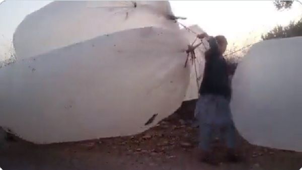 कंगाल हो गया पाकिस्तान!: आर्थिक संकट के बीच नहीं मिल रहा सिलेंडर, पॉलिथीन में गैस भरवाने को मजबूर, VIDEO