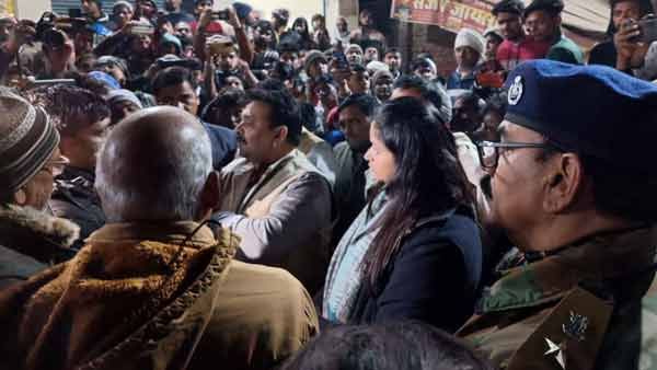 Nepal Plane Crash में गाजीपुर निवासी मृतकों के परिजनों से मिले राज्य मंत्री, परिजनों को दी सांत्वना
