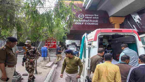 Noida: गोल्फ कोर्स स्टेशन पर मेट्रो के सामने कूदा 10वीं का छात्र, अस्पताल में तोड़ा दम