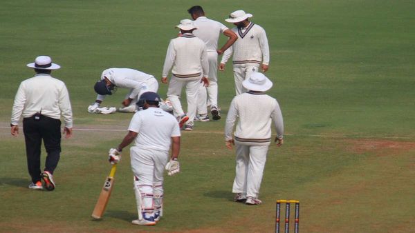 रणजी ट्रॉफी के मैच में बुरी तरह जख्मी हुए हनुमा विहारी, आवेश खान की खतरनाक बाउंसर ने किया रिटायर्ड हर्ट