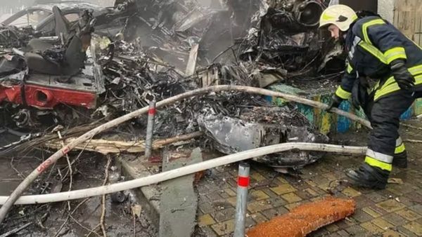यूक्रेन में बच्चों के एक स्कूल से टकराया हेलीकॉप्टर, गृहमंत्री समेत 18 लोगों की मौत