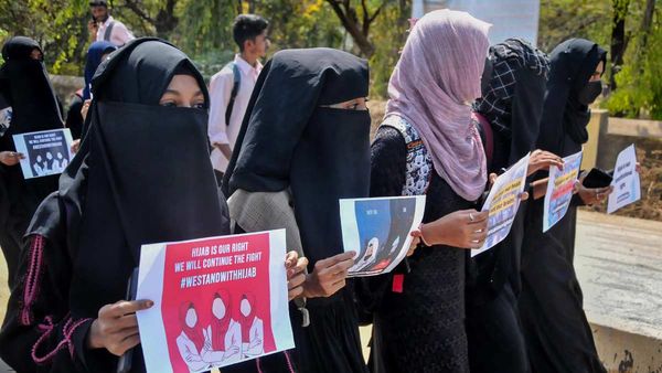 हिजाब बैन: कर्नाटक की छात्राएं फिर पहुंचीं सुप्रीम कोर्ट, तीन जजों की बेंच पर जल्द विचार करेंगे CJI