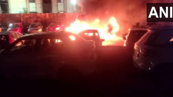 Hyderabad: पार्किंग में खड़ी इलेक्ट्रिक कारों में लगी भीषण आग, जलकर खाक हुई 3 गाड़ियां