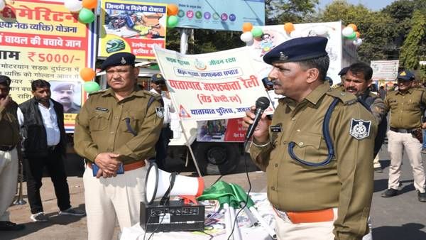 Jabapur News: ‘हेलमेट का फिर होने लगा हल्ला’ पुलिस ने निकाली रैली, लोगों ने किए कमेंट्स- एक्शन किस पर?