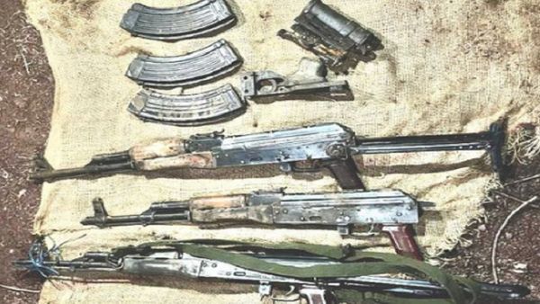जम्मू-कश्मीर पुलिस और सेनाओं ने संयुक्त अभियान में आतंकी ठिकाने का किया भंडाफोड़, 3 AK 47 राइफल बरामद