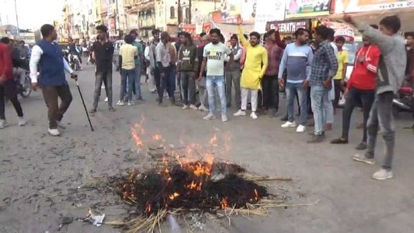 MP में कांग्रेस सख्त: नवनियुक्त जिलाध्यक्ष का पुतला फूंकने वालों को नोटिस, हो सकते हैं बाहर