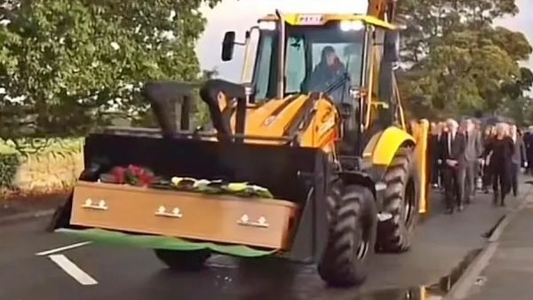 बुलडोजर पर निकली अंतिम यात्रा, JCB के आगे शव रखकर पहुंचाया श्मशान, मृतक की पोती ने बताई इसकी वजह
