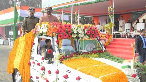 दुमका पुलिस लाइन में सीएम सोरेन ने किया ध्वजारोहण, बोले- जनता के सपनों को साकार करने के लिए प्रतिबद्ध