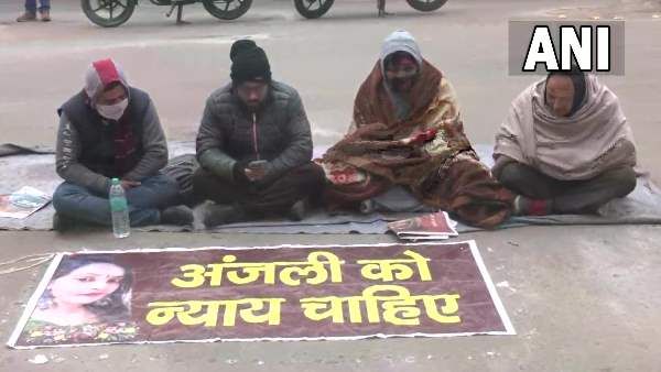 Kanjhawala Case: सुल्तानपुरी थाने के बाहर धरने पर बैठा अंजलि का परिवार, FIR में धारा 302 जोड़ने की मांग