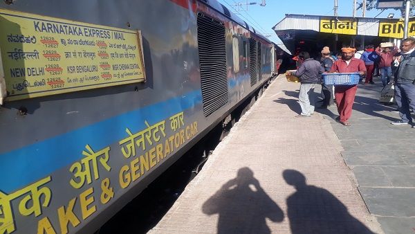 Sagar: कोहरे का असर, सवारी गाड़ियां 12 घंटे तक देरी से चल रहीं, कुछ दूसरे दिन आ पा रहीं