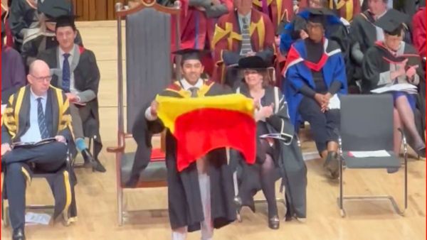 लंदन के कॉलेज में भारतीय छात्र ने फहराया कर्नाटक का झंडा, सोशल मीडिया पर फूटा गुस्सा, बोले- ये खतरनाक ट्रेंड