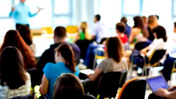 Weirdest School Rules: स्कूल ने बच्चों पर लगाई अजीबोगरीब पाबंदियां, गले लगने पर भी बैन, आखिर क्या है वजह?