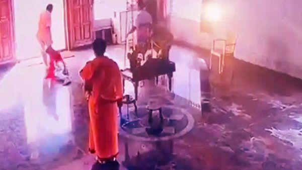 भगवान वेंकटेश्वर की पत्नी मैं ही ! मंदिर में लेडी ने की जिद, घसीटकर निकाली गई बाहर, Video पर बवाल